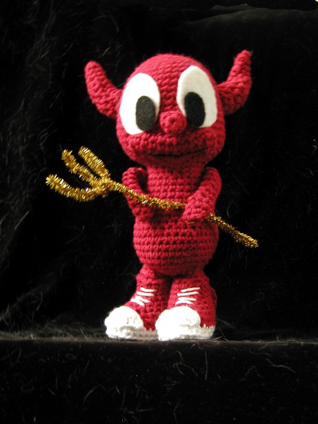 Picture of a crocheted doll of the FreeBSD daemon, the operating system's mascot.